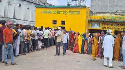सिकंदराराऊ की सहकारी समिति क्रय केंद्र पर लगी किसानों की कतार