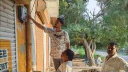 स्मार्ट मीटर चेक करते उपभोक्ता