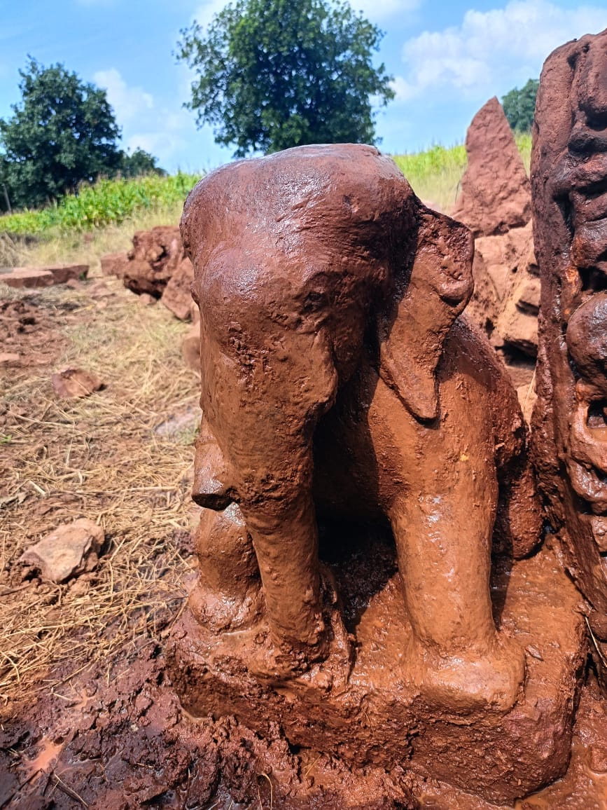 MP News: Amazing statues of the 10th-11th century were found from an ancient mound in Doni village of Damoh.