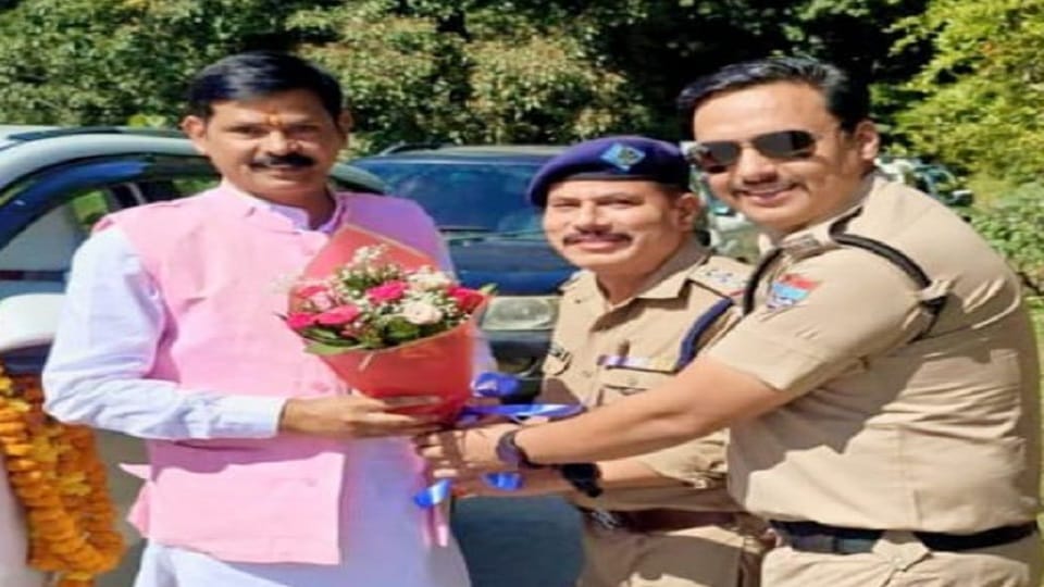Inquiry ordered into welcoming BJP leader Kundan Singh Parihar in uniform in bageshwar