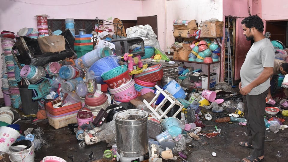 A short circuit caused a fire in a utensil merchant house