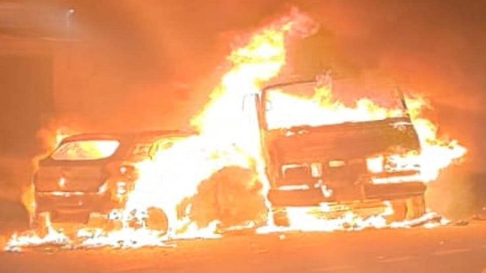 Meerut: Car and canter caught fire after colliding on the highway, drivers jumped from moving vehicles