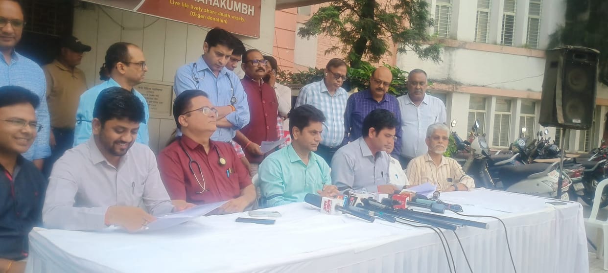 Cough Syrup: Protest against the arrest of a doctor in the Chhindwara cough syrup case, saying a doctor provid