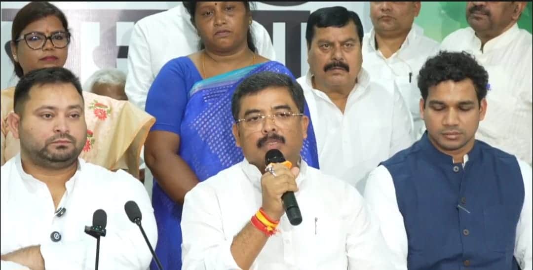 तेजस्वी यादव ने संतोष कुशवाहा को दिलाई राजद की सदस्यता।