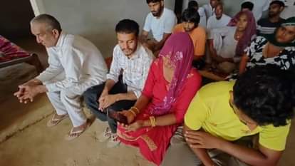 बेटे इंतजार में बैठ परिजन