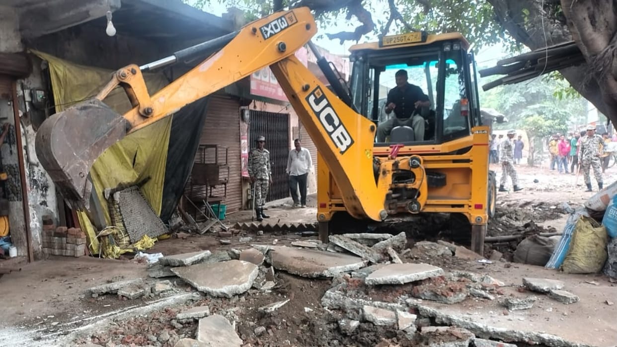 nagar nigam notice issued to illegal occupants in Bareilly