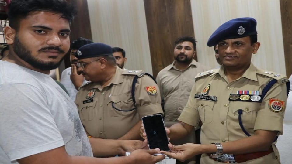 Hathras police tops in recovering mobile phones