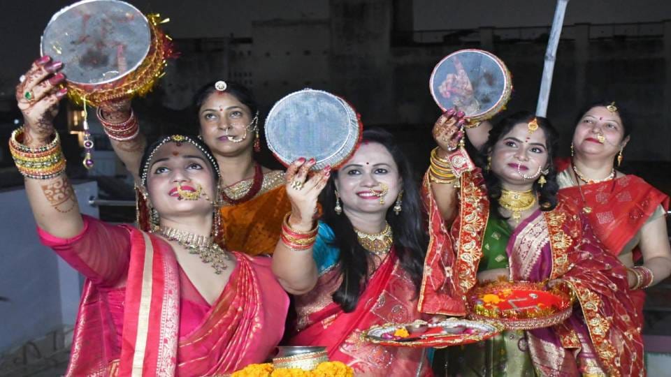 Karva Chauth celebrated with great pomp in Lucknow As soon as moon was sighted fireworks were burst