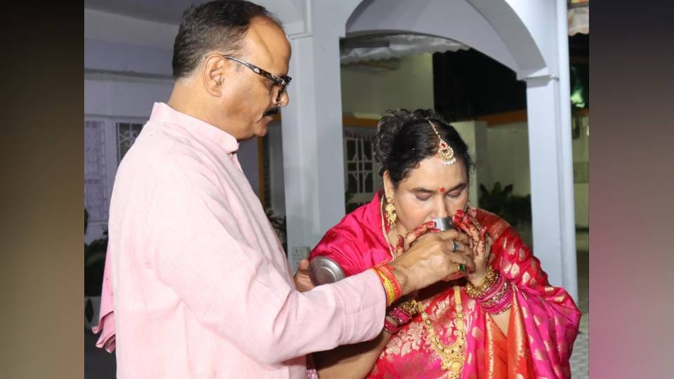 Karva Chauth celebrated with great pomp in Lucknow As soon as moon was sighted fireworks were burst