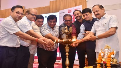 मुरादाबाद धन संपदा कार्यक्रम का दीप जलाकर शुभारंभ किया गया