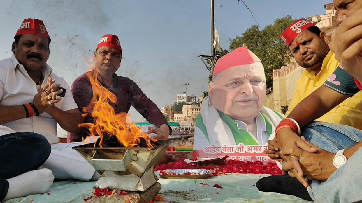 Tributes paid to Mulayam Singh Yadav on his third death anniversary at Ganga Ghat in Kashi