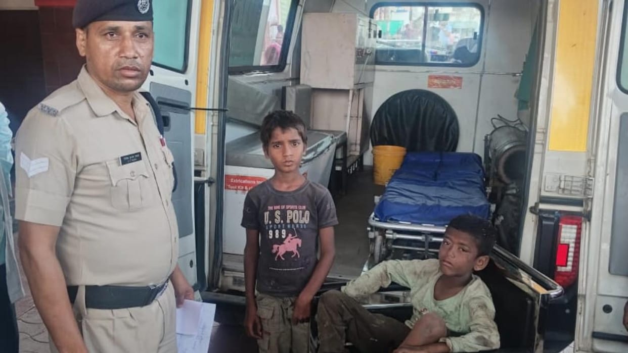 Jhansi: An eight-year-old boy was stuck in the lift of the railway station for 10 minutes.