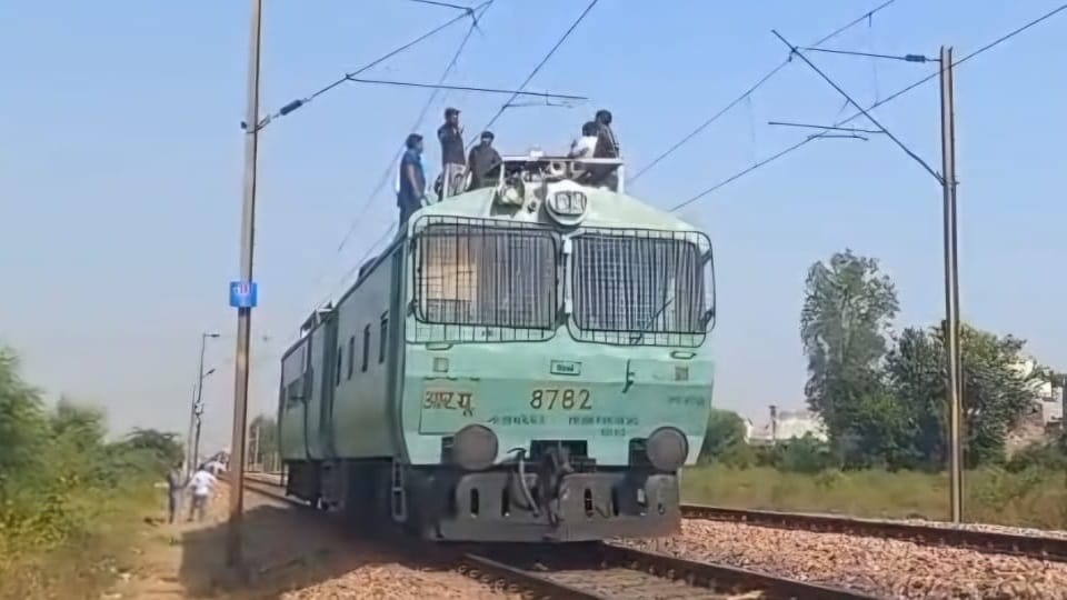 Trains stopped on Ambala-Delhi rail line OHE wire broke in Sonipat