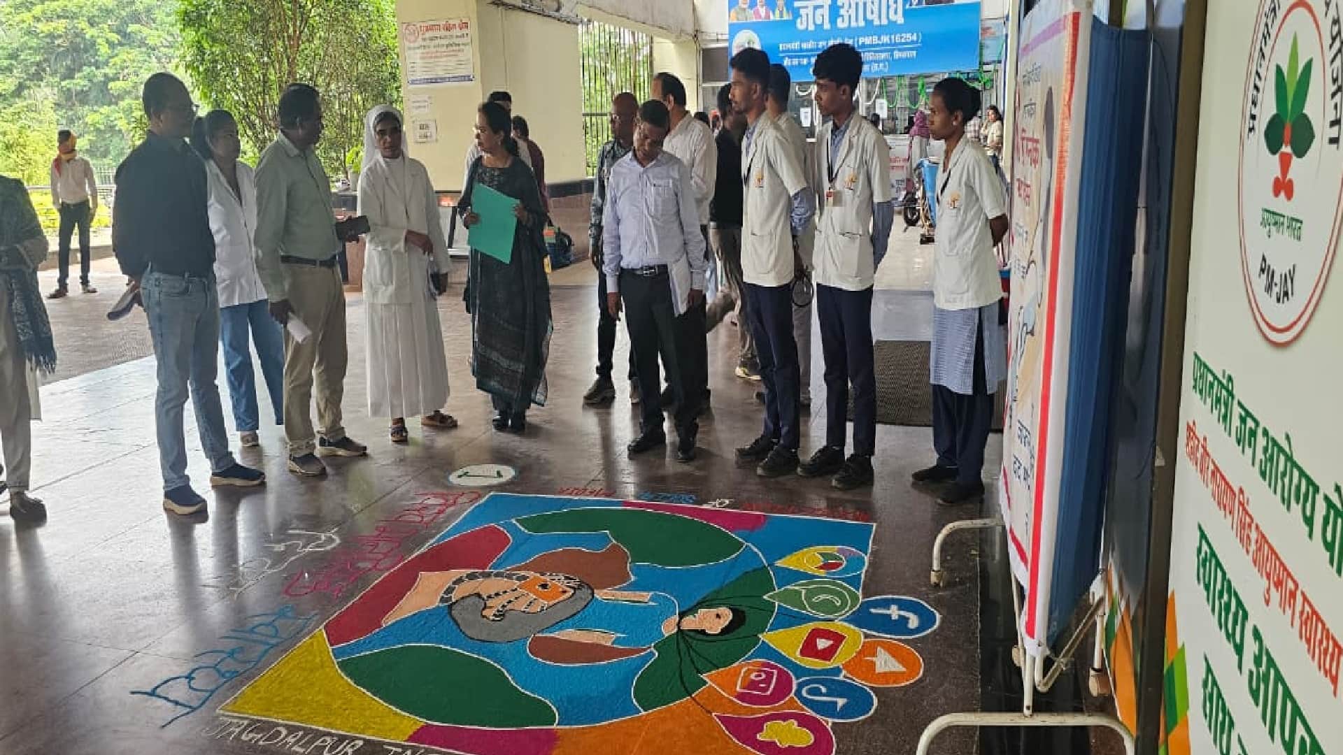 मेडिकल कॉलेज डिमरापाल में पोस्टर प्रतियोगिता