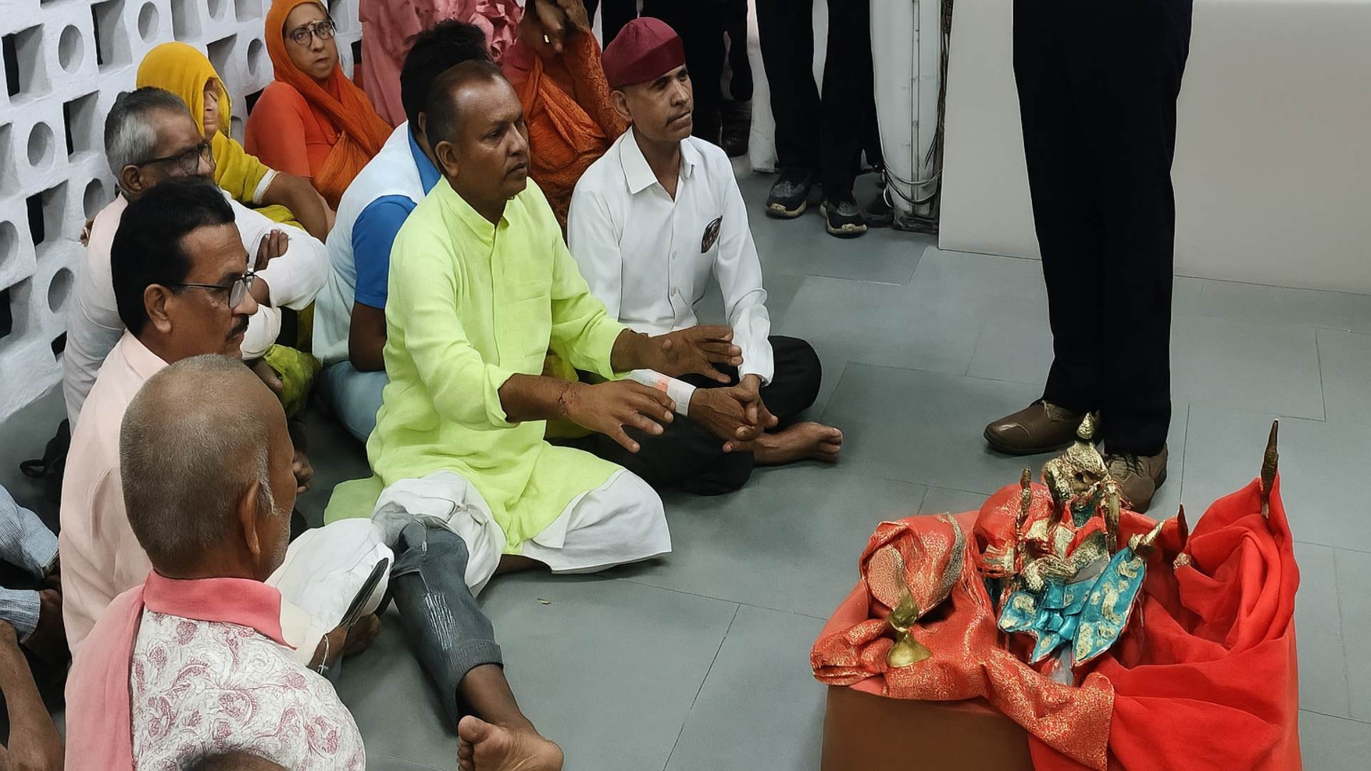 कलेक्ट्रेट में सिंहासन पर विराजे भगवान।