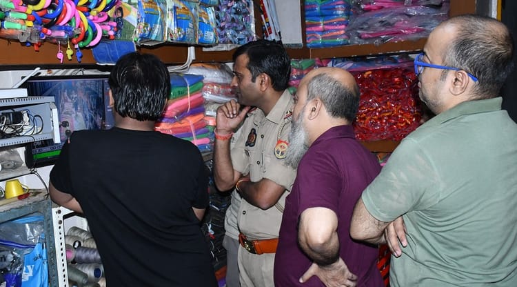 बिसातखाना धमाका: ACP ने 300 से अधिक CCTV फुटेज खंगाले, कई दुकानों में कैमरे बंद मिलने पर लगाई फटकार