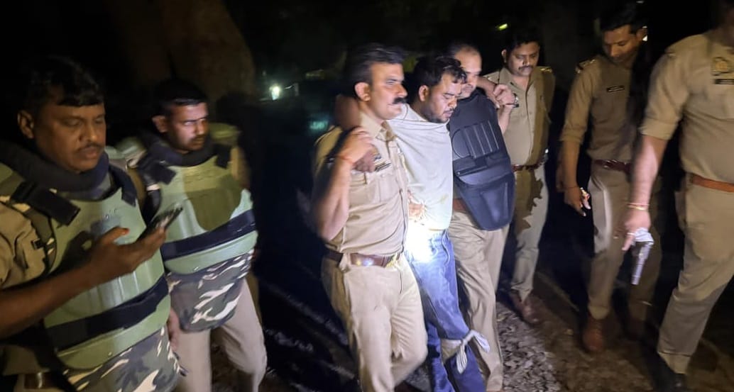 Kanpur Police and criminal encounter shot in the leg wanted in more than 10 cases search for others