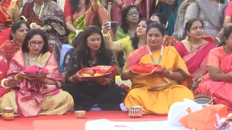 Karwa Chauth 2025: हर जगह करवा चौथ की धूम, दिल्ली में CM रेखा गुप्ता ने महिलाओं के साथ की पूजा, पढ़ें अपडेट्स