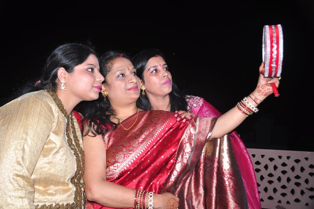 Karwa Chauth 2025 in Meerut: Married Women Break Fast After Moonrise, Pray for Husbands’ Long Life