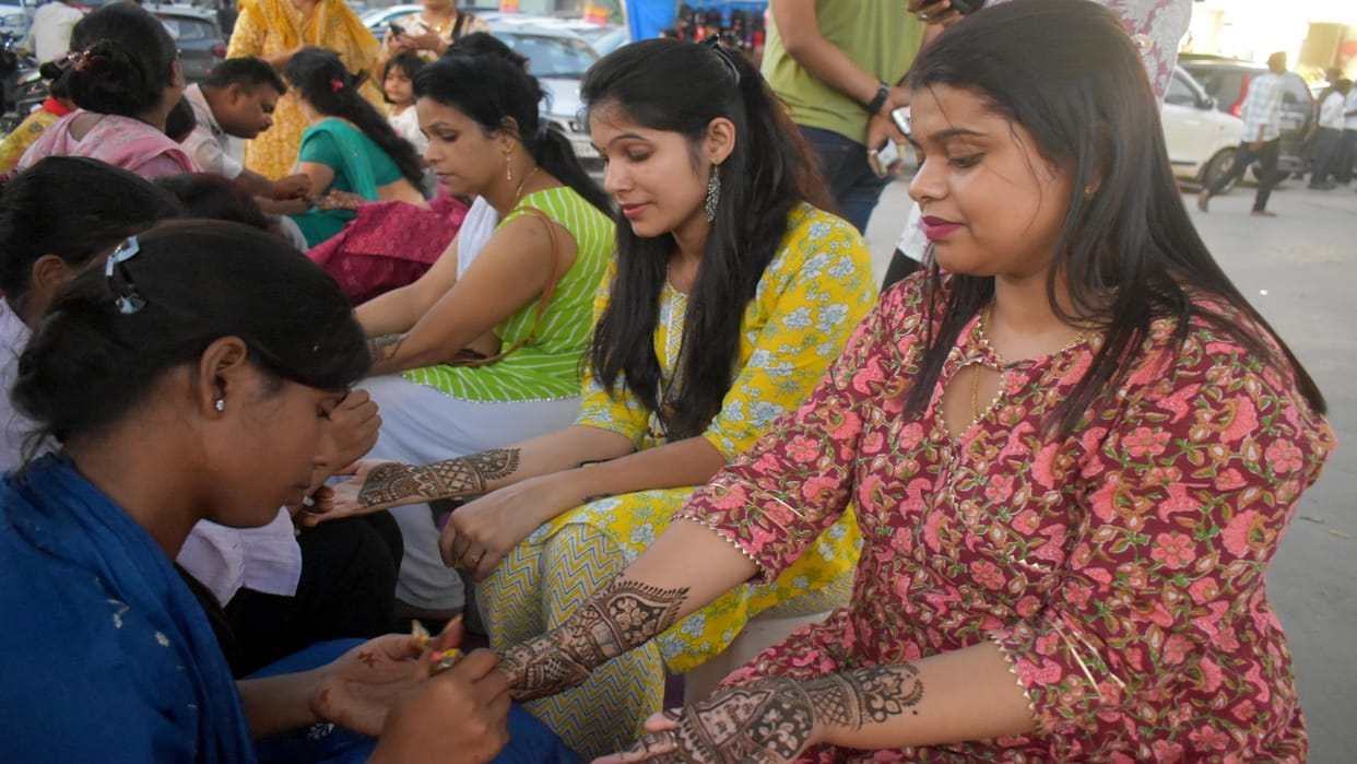 Karwa Chauth: Married women observed a waterless fast, newly married women showed great enthusiasm