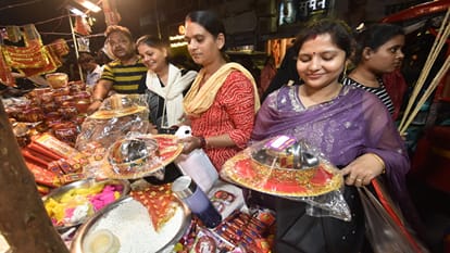 Karwa Chauth: Married women observed a waterless fast, newly married women showed great enthusiasm