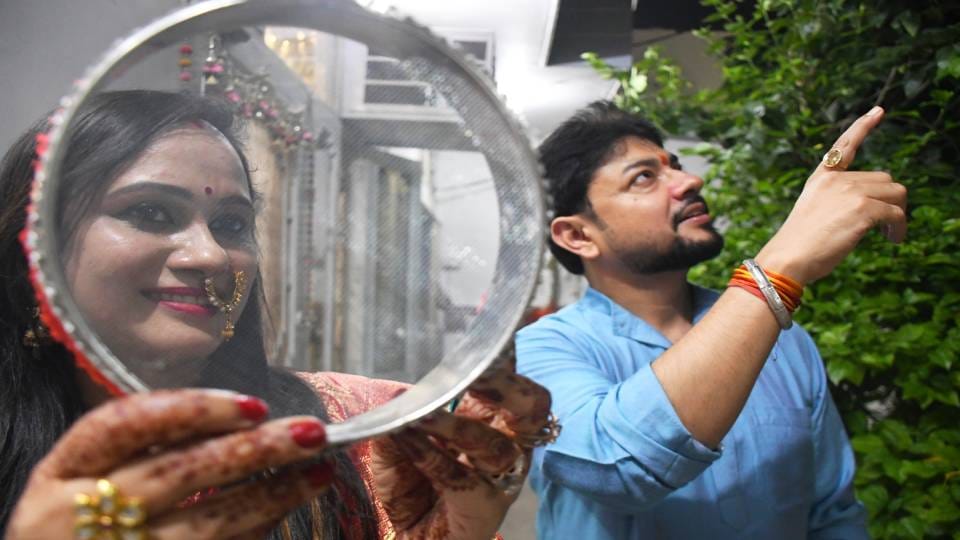 Karva Chauth celebrated with great pomp in Lucknow As soon as moon was sighted fireworks were burst