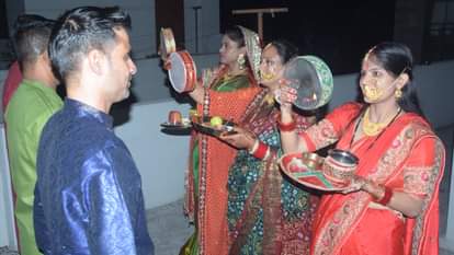 करवाचौथ: चांद के दीदार के बाद व्रत खोलती महिलाएं।