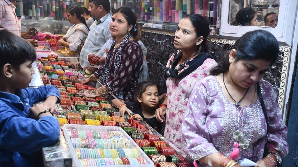 Karwa Chauth 2025: Mehndi adorns market, sixteen adornments for beloved, this is time for worship in Moradabad
