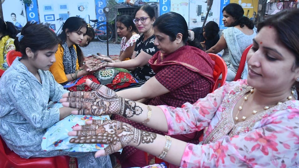 Karwa Chauth 2025: Mehndi adorns market, sixteen adornments for beloved, this is time for worship in Moradabad