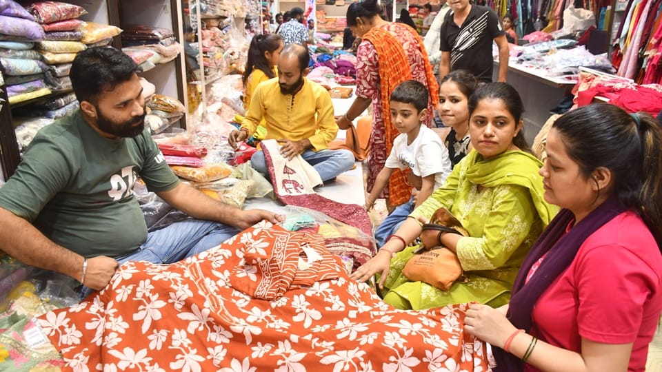 Karwa Chauth 2025: Mehndi adorns market, sixteen adornments for beloved, this is time for worship in Moradabad