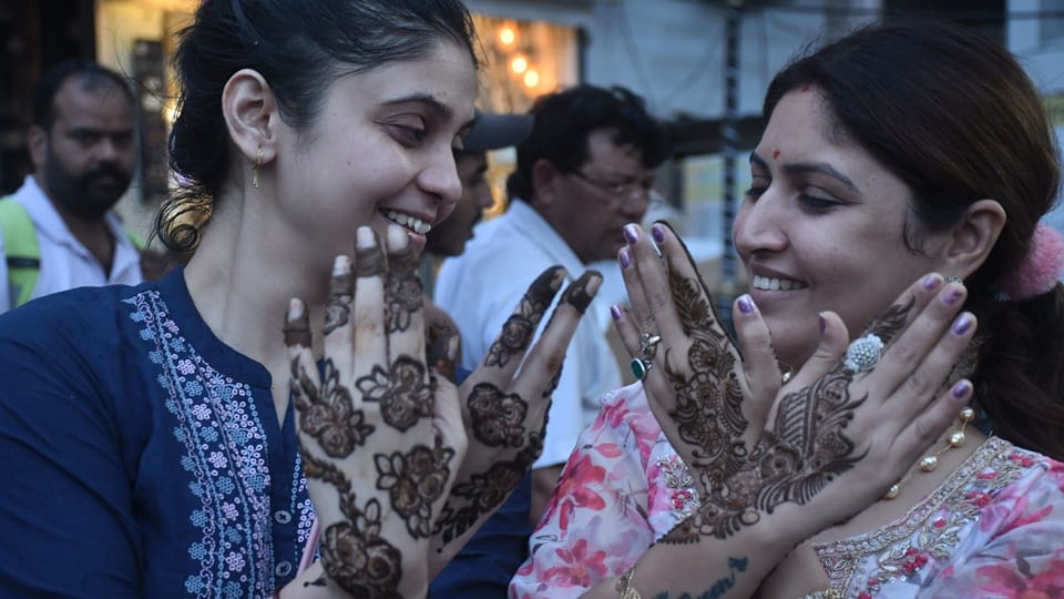 Karwa Chauth 2025: Mehndi adorns market, sixteen adornments for beloved, this is time for worship in Moradabad