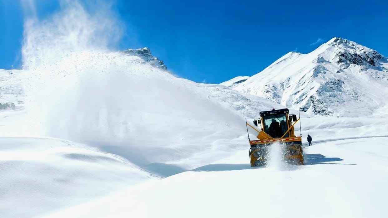 Himachal In a record two days the BRO cleared snow from the 16500-foot-high Baralacha Pass