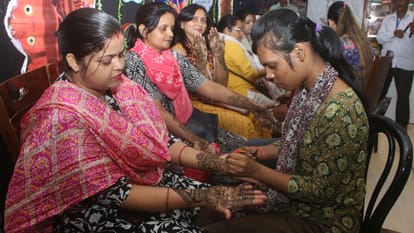 Karwa Chauth 2025 Married women Nirjala fast know moon sighting time and method of worship in varanasi