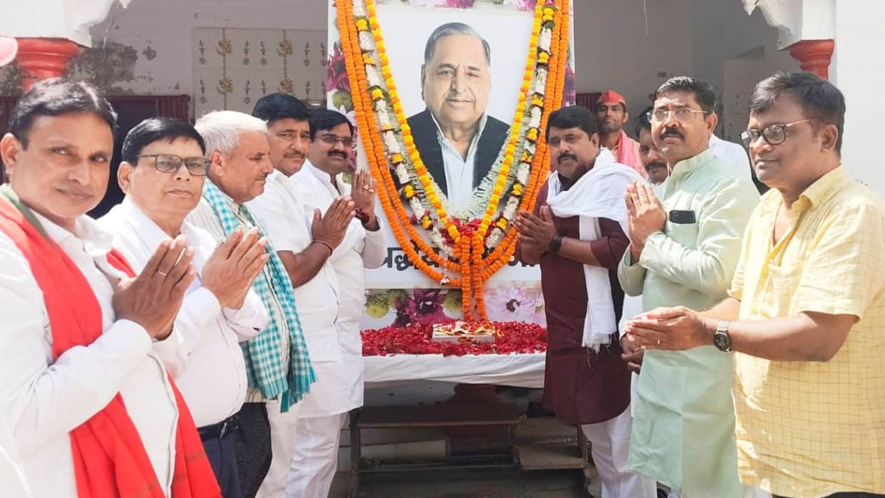 Varanasi News Netaji mulayam singh yadav always fought for poor and farmers death anniversary observed