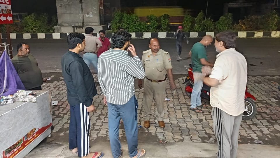 Meerut: Fight between drinking youths in model shop, stampede due to stone pelting on Delhi Road, three arrest
