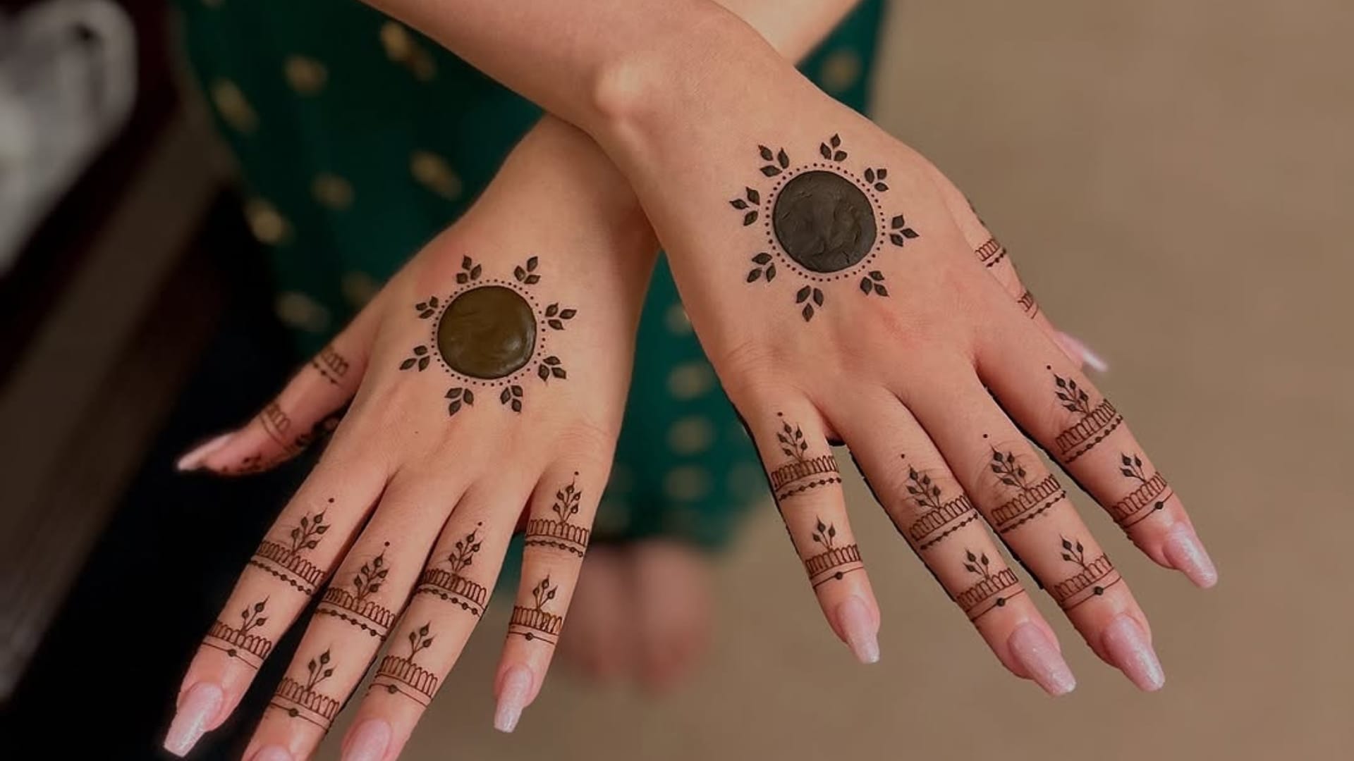 मेहंदी लगे हाथ से खाना खाने से हो सकती है पेट की बीमारी?