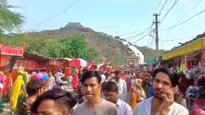 Sawai Madhopur News: On Karva Chauth, a flood of devotees pours into the court of Chauth Mata.