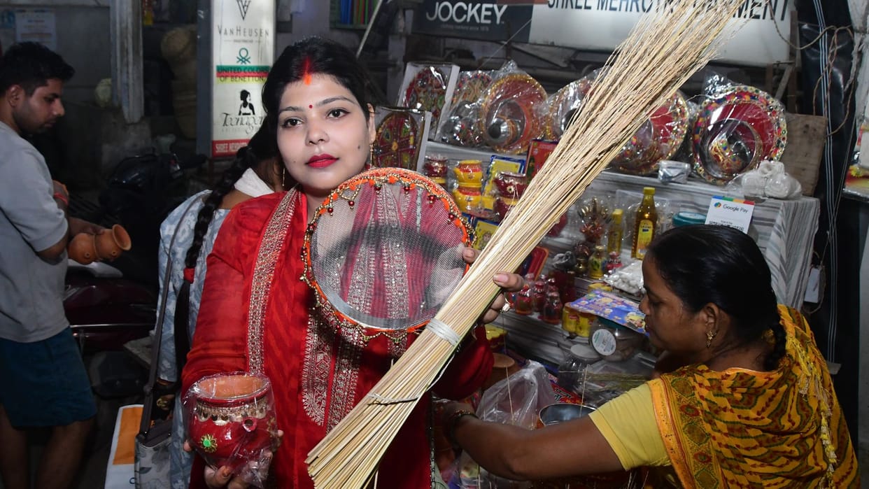 Karwa Chauth 2025 Married women Nirjala fast know moon sighting time and method of worship in varanasi