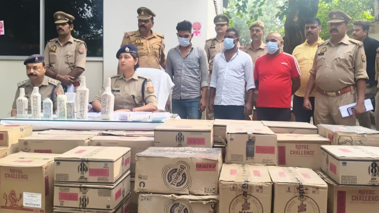 Varanasi police arrested three accused with 135 boxes of illicit liquor
