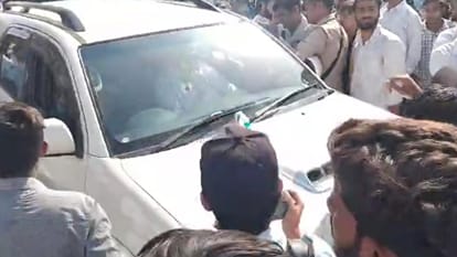 Jhansi: Ruckus in BU... ABVP workers surrounded former minister Pradeep Jain, police reached the spot
