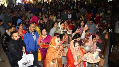 रिज मैदान पर चांद का दीदार करती महिलाएं।