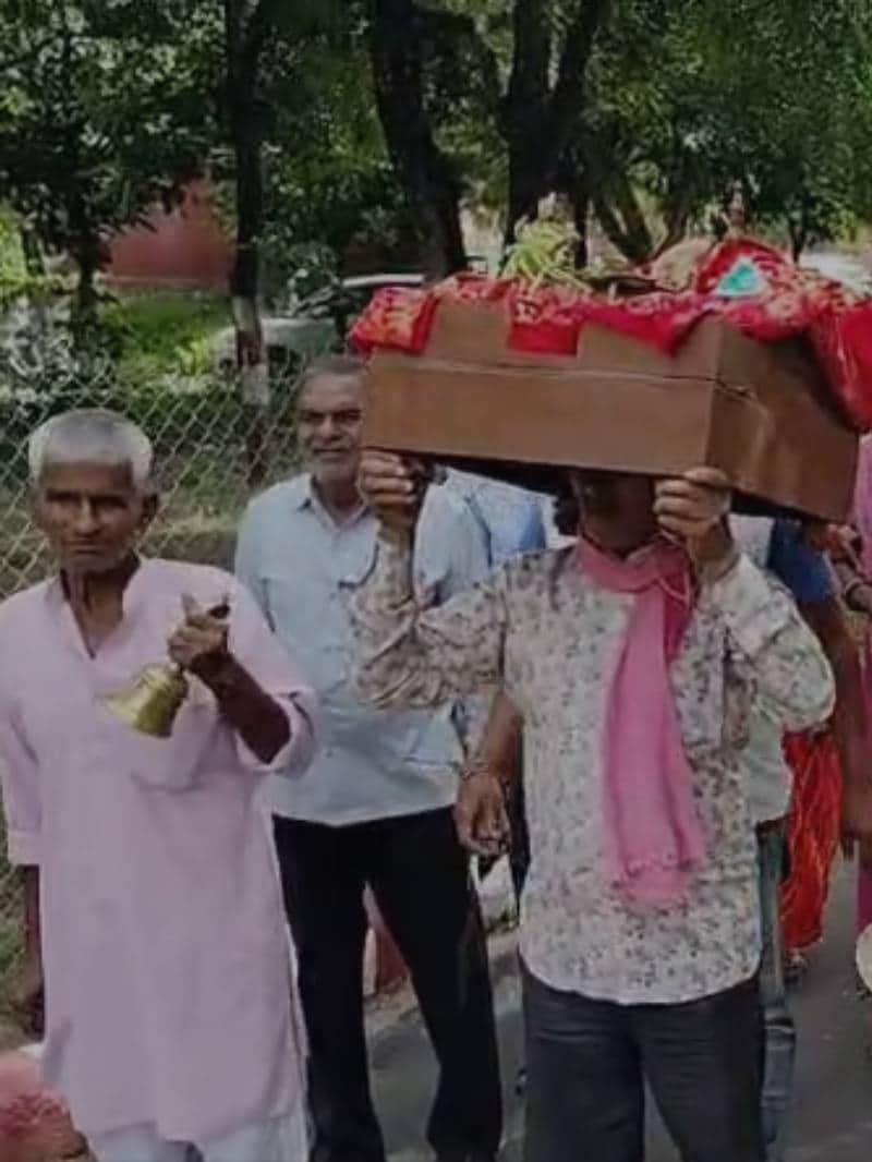 राजस्थान: भगवान को कलेक्ट्रेट ले जाकर ग्रामीणों ने लगाई न्याय की गुहार