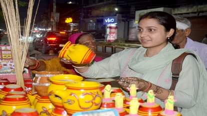 करवा चौथ 2025: रामघाट रोड पर करवा चौथ को लेकर करवा खरीदती महिला