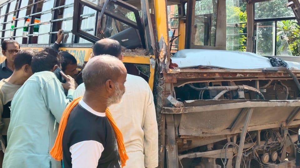 Rampur: DMA school bus collides with roadways bus, all children narrowly escape, three bike riders injured