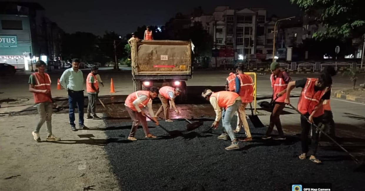 Indore: Indore will now be free from potholes, patchwork on roads has begun.