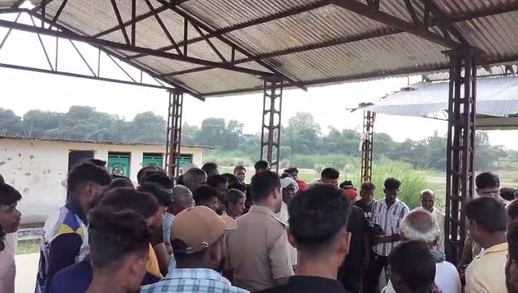 Youth hangs himself at cremation ground police arrive after witnessing body hanging in broad daylight