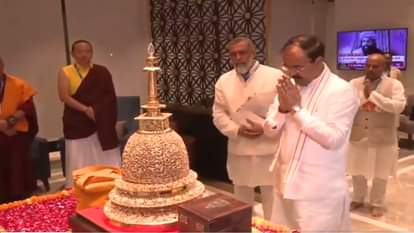 पालम हवाई अड्डे पर गौतम बुद्ध के पवित्र अवशेषों की पूजा-अर्चना करते केशव मौर्य...