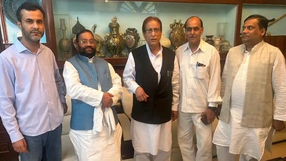 Rampur: Swami Prasad Maurya arrived to meet SP leader Azam Khan, said- this is a formal meeting