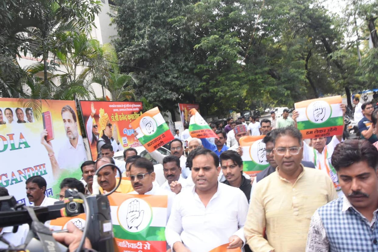 Bhopal News: Congress protests in Bhopal over shoe-throwing at Chief Justice, burns effigy of lawyer