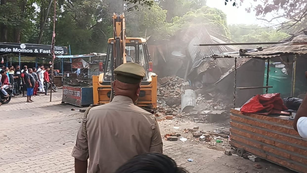 Varanasi crime news Bulldozer action on six shops in meat market thieves broke AC inter soldier house